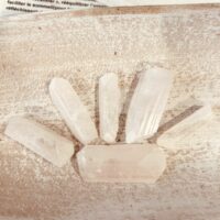 Damburites de Madagascar - pierre brutes forme baguette - boutique La Porte des Secrets