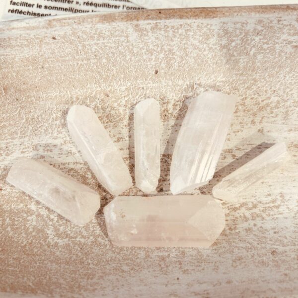 Damburites de Madagascar - pierre brutes forme baguette - boutique La Porte des Secrets