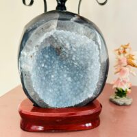 Calcédoine bleue introuvable sur un socle en bois artisanal - pierre d'exception hautement vibratoire - boutique de pierres et minéraux La Porte des Secrets