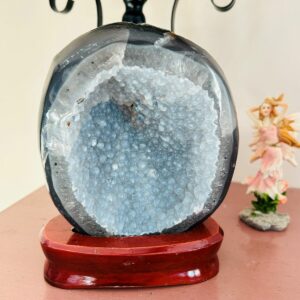 Calcédoine bleue introuvable sur un socle en bois artisanal - pierre d'exception hautement vibratoire - boutique de pierres et minéraux La Porte des Secrets