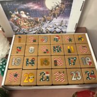 Calendrier de l'avant artisanal pour les amoureux des pierres, minéraux et cristaux. Pierres de qualité, coffret exclusivité de la boutique La Porte des Secrets