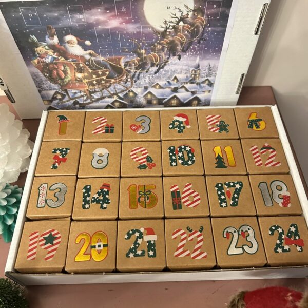 Calendrier de l'avant artisanal pour les amoureux des pierres, minéraux et cristaux. Pierres de qualité, coffret exclusivité de la boutique La Porte des Secrets