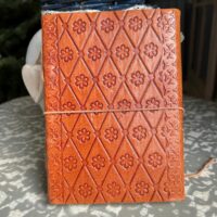 Grimoire en cuir artisanal et pierre opalite - entièrement gravé, pages vierges - Boutique La Porte des Secrets