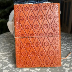 Grimoire en cuir artisanal et pierre opalite - entièrement gravé, pages vierges - Boutique La Porte des Secrets