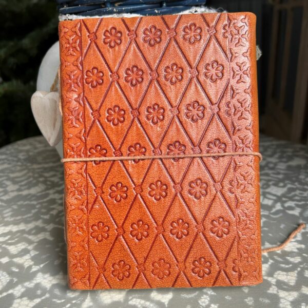 Grimoire en cuir artisanal et pierre opalite - entièrement gravé, pages vierges - Boutique La Porte des Secrets