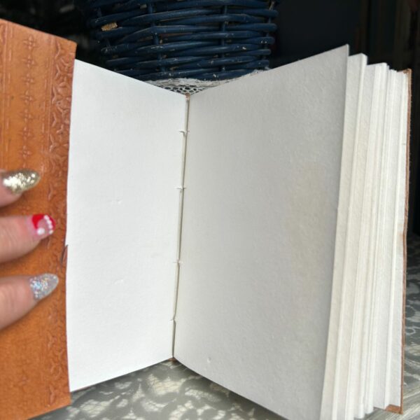 Grimoire en cuir artisanal et pierre opalite - entièrement gravé, pages vierges - Boutique La Porte des Secrets