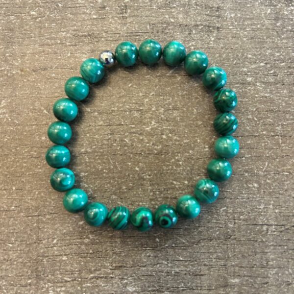 Bracelet élastique en Malachite du Congo perles 8mm, fait main - 1 perle 7mm d'argent - Boutique La Porte des Secrets