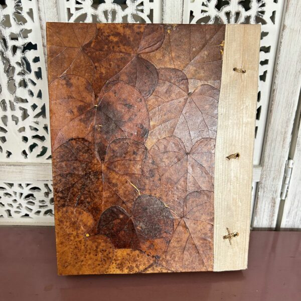 Grimoire végétal et fait main A4 avec parchemin vierge - Boutique ésotérique La Porte des Secrets