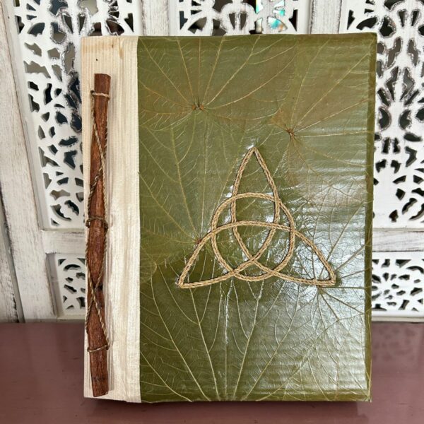 Grimoire végétal et artisanal fait main - format A4, parchemin vierge - boutique La Porte des Secrets