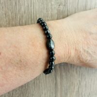 Bracelet en Hématite magnétique naturelle - perles 6 mm et 1 perle forme libre - Boutique minéraux du monde et lithothérapie La Porte des Secrets