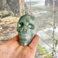 Crâne en Labradorite 11 cm Madagascar, fait à la main boutique minéraux du Monde La Porte des Secrets
