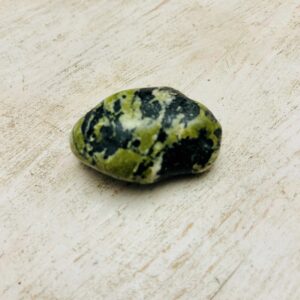 Galet Jade néphrite Chine forme libre. Gros galets environ 5-6 cm et 110-130 grs - Boutique La Porte des Secrets