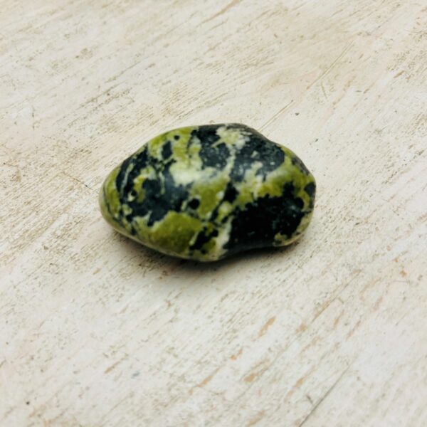 Galet Jade néphrite Chine forme libre. Gros galets environ 5-6 cm et 110-130 grs - Boutique La Porte des Secrets