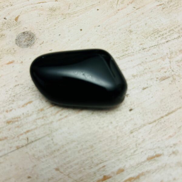 Galet de quartz fumé noir avec transparence. boutique La Porte des Secrets
