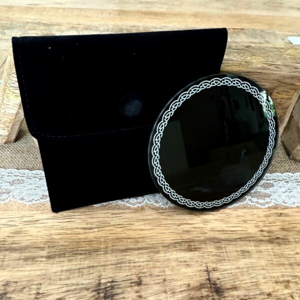 Miroir noir de divination 10 cm. Eploration des plans supérieurs- outil pour art divinatoire. Livré avec pochette en velours. Boutique ésotérique la porte des secrets