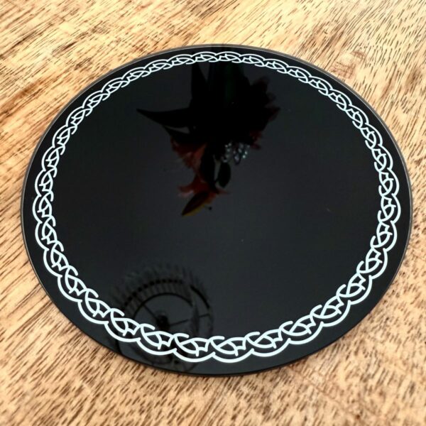 Miroir noir de divination 10 cm livré dans sa pochette de velours noire; Boutique ésotérique La Porte des Secrets