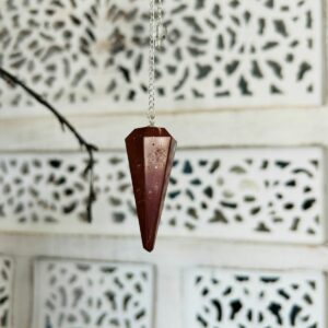 Pendule Jaspe rouge naturel forme cône 6 facettes, belle finition avec chaînette argentée. Boutique ésotérique La Porte des Secrets