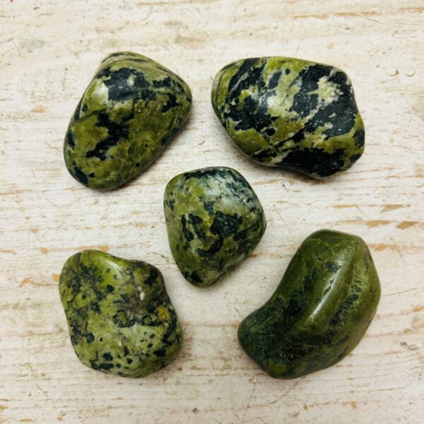 Galet Jade néphrite Chine forme libre. Gros galets environ 5-6 cm et 110-130 grs - Boutique La Porte des Secrets