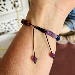 Bracelet 7 chakra ajustable fait main - perles 6 mm - bijou artisanal des sept chakras en pierres naturelles. Boutique La Porte des Secrets