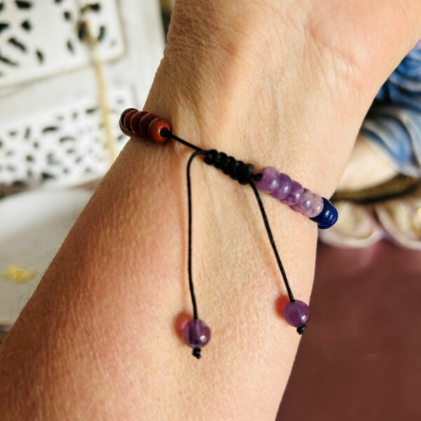 Bracelet 7 chakra ajustable fait main - perles 6 mm - bijou artisanal des sept chakras en pierres naturelles. Boutique La Porte des Secrets