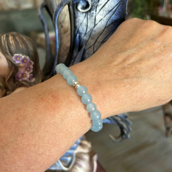 Bracelet de Calcite bleue en perles 8 mm matage élastique et anneaux en argent. Boutique La Porte des Secrets