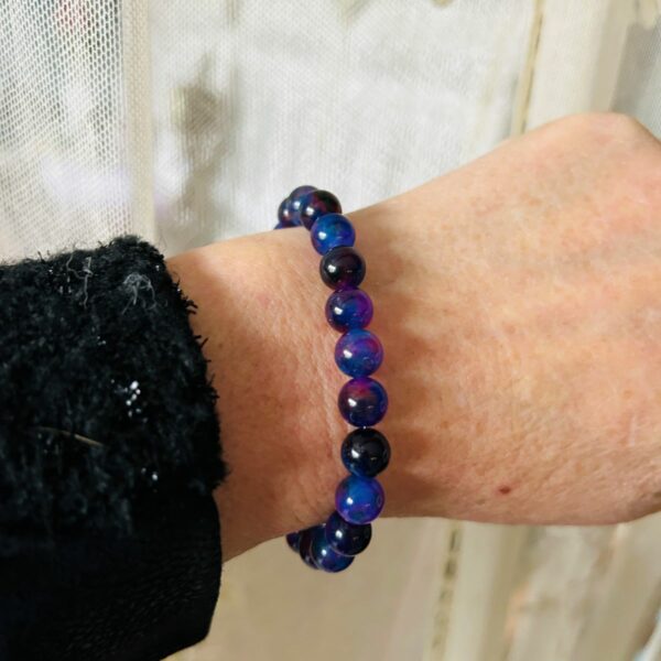 Bracelet de pierres Sugilite de Russie - perles 8mm sur fil élastique avec anneaux en argent. Boutique La Porte des Secrets