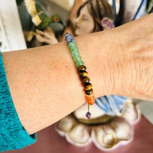 Bracelet ajustable Chakra artisanal fait main - Perles naturelles 6 mm. Boutique La Porte des Secrets