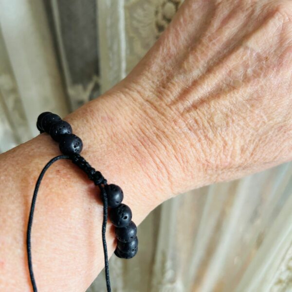 Bracelet ajustable Pierre de lave noire et 3 oeil de tigre artisanal fait main. Boutique La Porte des Secrets