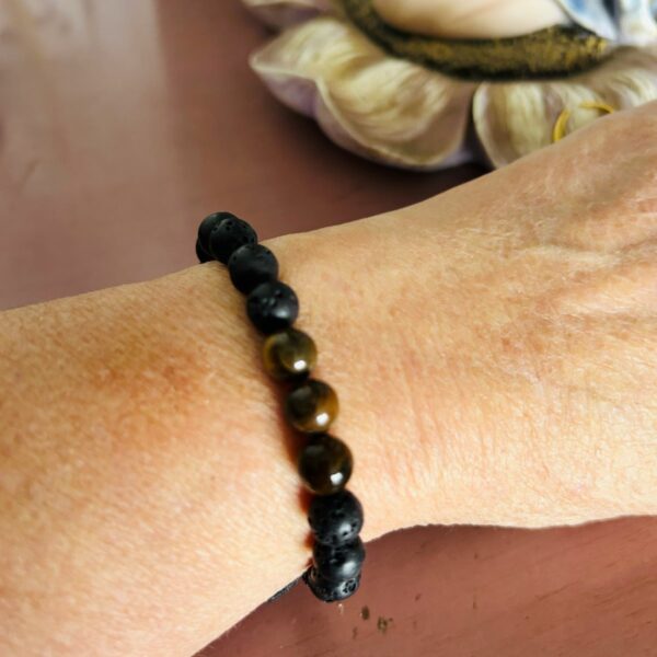 Bracelet ajustable Pierre de lave noire et 3 oeil de tigre artisanal fait main. Boutique La Porte des Secrets