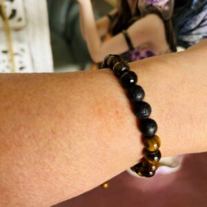 Bracelet ajustable oeil de tigre artisanal fait main, perles naturelles de 8 mm. Boutique La Porte des Secrets