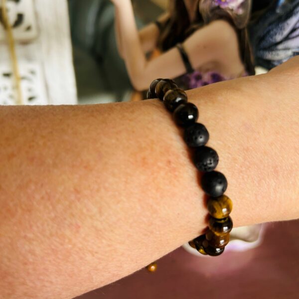 Bracelet ajustable oeil de tigre artisanal fait main, perles naturelles de 8 mm. Boutique La Porte des Secrets