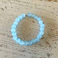 Bracelet de Calcite bleue en perles 8 mm matage élastique et anneaux en argent. Boutique La Porte des Secrets