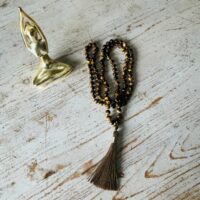 Mala en pierre Oeil de tigre Afrique du Sud avec pompon - perles 8 mm montées sur un fil nœud, fait main - Boutique ésotérique en ligne La Porte des Secrets