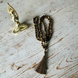 Mala en pierre Oeil de tigre Afrique du Sud avec pompon - perles 8 mm montées sur un fil nœud, fait main - Boutique ésotérique en ligne La Porte des Secrets