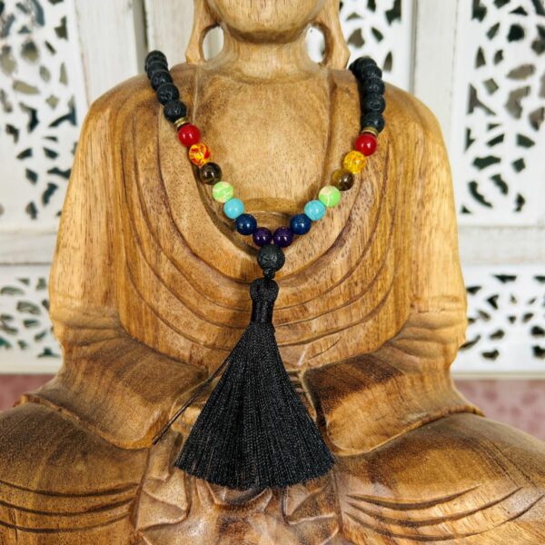 Mala pierre de lave et perles 7 chakras monté sur un fil noeud avec pompon noir - perles 8 mm. Boutique ésotérique La Porte des Secrets