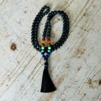 Mala Chakra et pierre de lave noire en perles 8 mm montées sur un fil nœud. Boutique ésotérique La Porte des Secrets