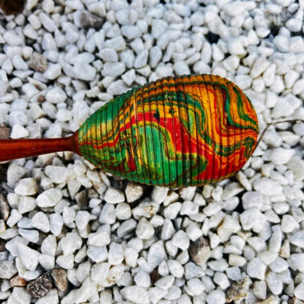 Maraca artisanale Indonésie - Objet chamanique en bois. Boutique ésotérique La Porte des Secrets