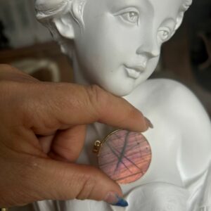 Pendentif en labradorite forme Ronde, style galette plate en provenance de Madagascar. dimension : 3.5 cm., épaisseur environ 3 mm. Cercle et bélière doré. Boutique Minéraux du Monde La Porte des Secrets