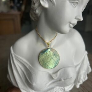 Pendentif en labradorite forme Ronde, style galette plate en provenance de Madagascar. dimension : 3.5 cm., épaisseur environ 3 mm. Cercle et bélière doré. Boutique Minéraux du Monde La Porte des Secrets