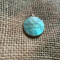 Pendentif en labradorite forme Ronde, style galette plate en provenance de Madagascar. dimension : 3.5 cm., épaisseur environ 3 mm. Cercle et bélière doré. Pendentif en labradorite forme Ronde, style galette plate en provenance de Madagascar. dimension : 3.5 cm., épaisseur environ 3 mm. Cercle et bélière doré. Boutique Minéraux du Monde La Porte des Secrets