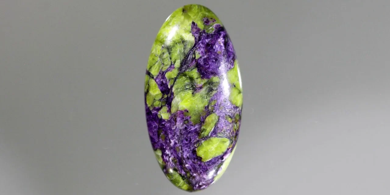 Pierre Atlantisite naturelle (pierre des Atlantes). Pierre des atlantes spirituelle et de connexion. Pierre de couleur vert olive et violet; Atlantisite naturelle et rare. Boutique de Minéraux La Porte des Secrets