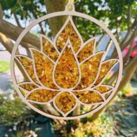 Ambre fleur de lotus 20 cm - artisanat de Pologne ambre véritable et de qualité sur support bois de bouleau - Boutique ésotérique La Porte des Secrets