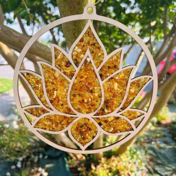 Ambre fleur de lotus 20 cm - artisanat de Pologne ambre véritable et de qualité sur support bois de bouleau - Boutique ésotérique La Porte des Secrets