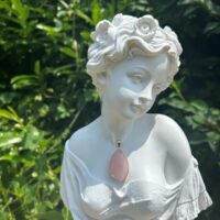 Pendentif en Quartz rose cerclé doré environ 3 cm. Boutique La Porte des Secrets