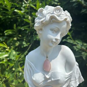 Pendentif en Quartz rose cerclé doré environ 3 cm. Boutique La Porte des Secrets