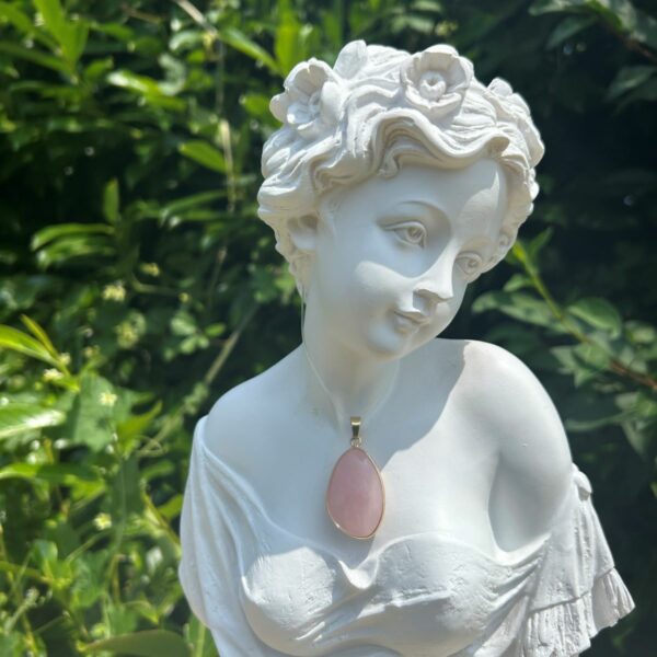Pendentif en Quartz rose cerclé doré environ 3 cm. Boutique La Porte des Secrets