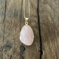 Pendentif en Quartz rose cerclé doré environ 3 cm. Boutique La Porte des Secrets