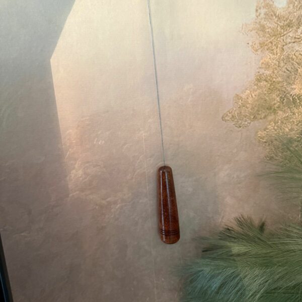 Bio-tensor bois de manguier (photo du manche) longueur totale 42 cm, poids 86 gr. Boutique ésotérique La Porte des Secrets