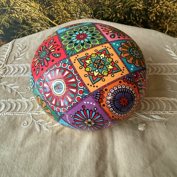 Bol chantant Tibétain mandala multicolore artisanal fabriqué en Inde environ 11 cm. Vue de son ensemble. Boutique ésotérique La Porte des Secrets