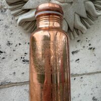 Bouteille en cuivre gravé motif floral de la marque Yogi & Yogini Naturals. Pour le plaisir de boire de l'eau pure ! Contenance 500ml, poids : 0.275 kg. Boutique La Porte des Secrets